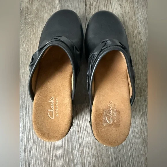 Clark’s Artisan Ledella Meg Black Leather Clogs Mule Heels Wooden Heel Size 6